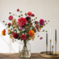 Kleurrijk zijden bloemenboeket met dahlia’s in warme herfstkleuren